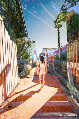 Double exposition : jeune femme montant un escalier dans une ruelle du Canon