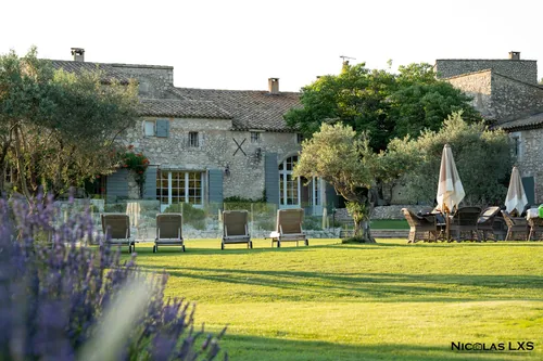 Jardin et façade du Mas de la Rose, lavandes au premier plan