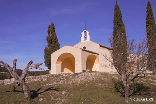 Chapelle Saint-Sixte entourée de cyprès, près d'Eygalières