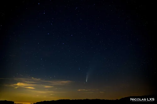 Comète dans un ciel étoilé au-dessus de l'horizon