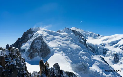 Massif du Mont-Blanc enneigé sous un ciel bleu