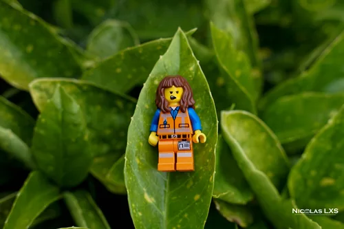 Figurine LEGO en tenue de chantier sur une feuille