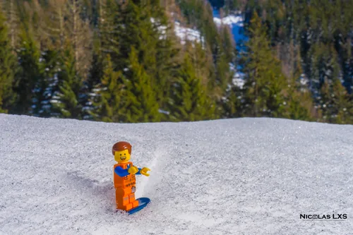 Emmet, de La Grande Aventure LEGO, sur un snowboard dans la neige