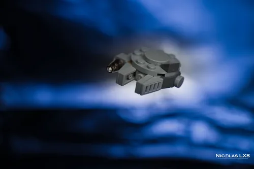 Faucon Millenium LEGO miniature sur un fond bleu