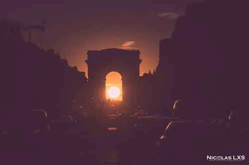 Soleil couchant aligné dans l'Arc de triomphe