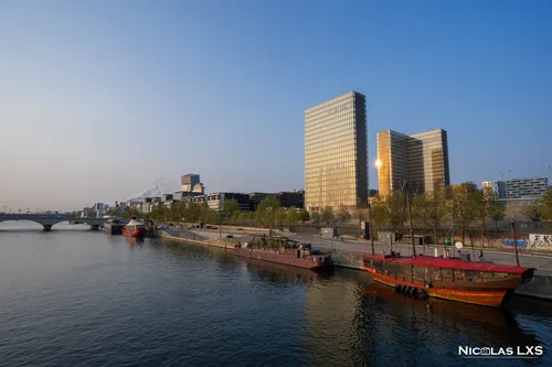 Tours de la BnF et péniches sur la Seine