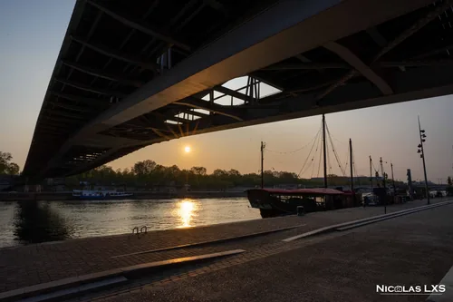 Soleil bas sur la Seine sous la passerelle Simone-de-Beauvoir