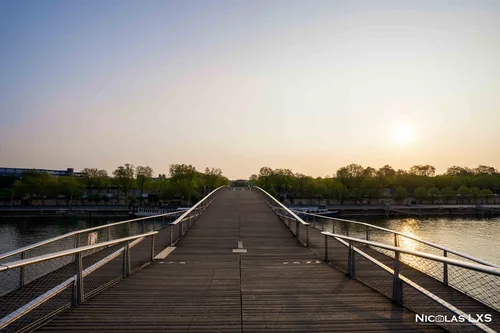 Passerelle Simone-de-Beauvoir au soleil levant