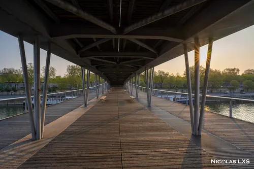 Sous la structure de la passerelle Simone-de-Beauvoir