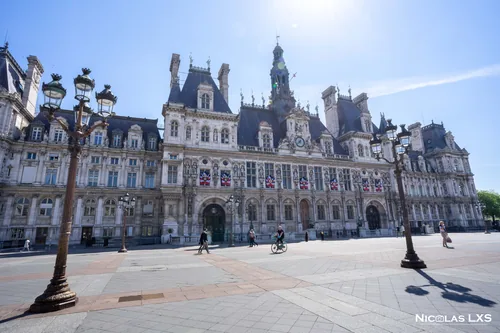 Façade de l'Hôtel de Ville de Paris sous le soleil