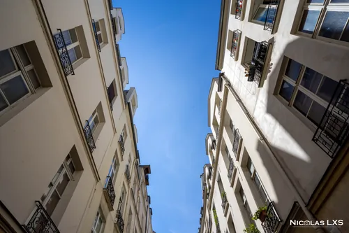 Façades d'une rue étroite de l'île Saint-Louis en contre-plongée