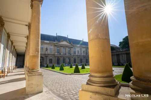 Colonnade et jardins des Archives nationales