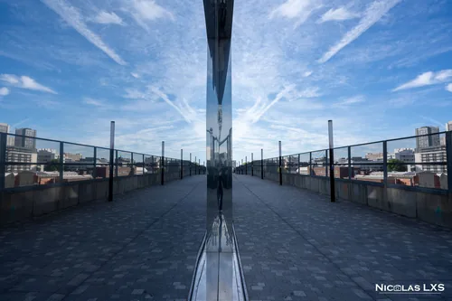 Reflet symétrique dans une façade miroir, avenue de France