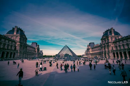 Cour Napoléon du Louvre et sa pyramide au coucher du soleil